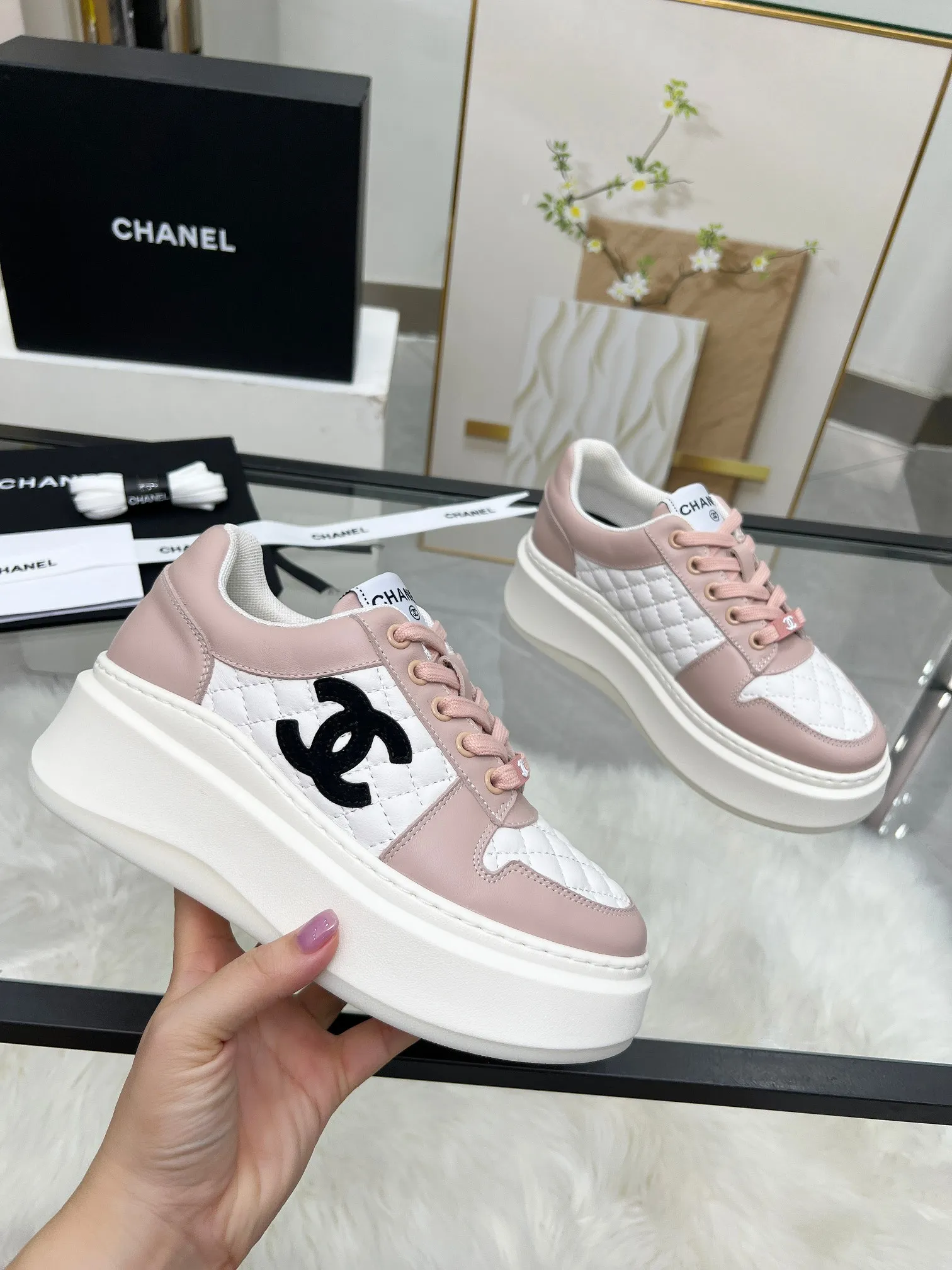 👟👟Ex-factory price 480👟👟 CHANEL 25C spring and summer new sports shoes official website is available at the same time ❤️ Counter out-of-stock kings. Major bloggers are recommending new styles on social days. This season’s new styles are simply eye-catching and look great on the feet. The casual casual sports style is refreshing and natural, interpreting Chanel’s fashionable femininity. The overall customization makes all sports models on the market at that time obsolete. This series is now available for sale! The upper is made of custom imported pebbled calf leather ➕ custom frosted calf leather. The lining is made of original one-to-one professionally customized mesh. Hardware accessories. Original full set of molds (not common in the market). Original custom molded TPU combination outsole. Height 4 cm. Women's size 35-39.